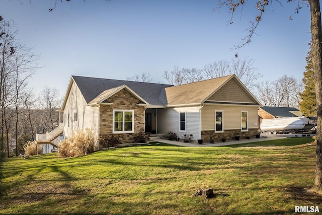 view of front of property featuring a front lawn