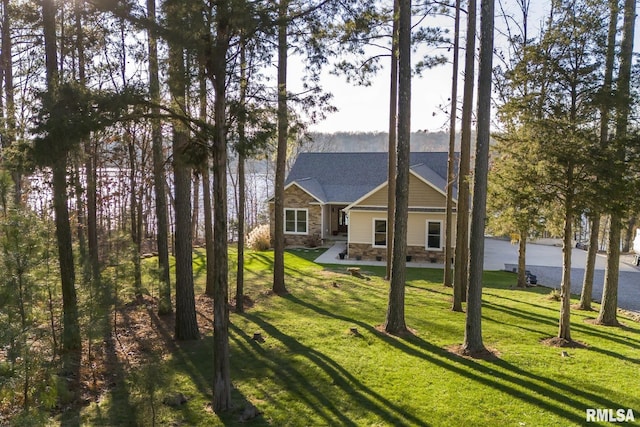 view of front of home featuring a front yard