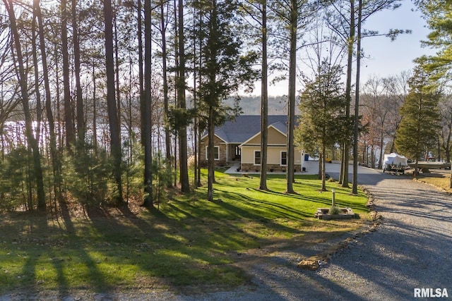 view of front of property featuring a front lawn