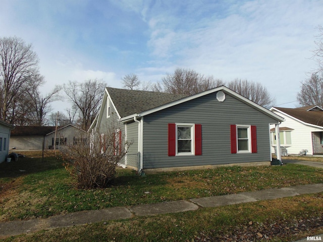 view of front of home featuring a front yard