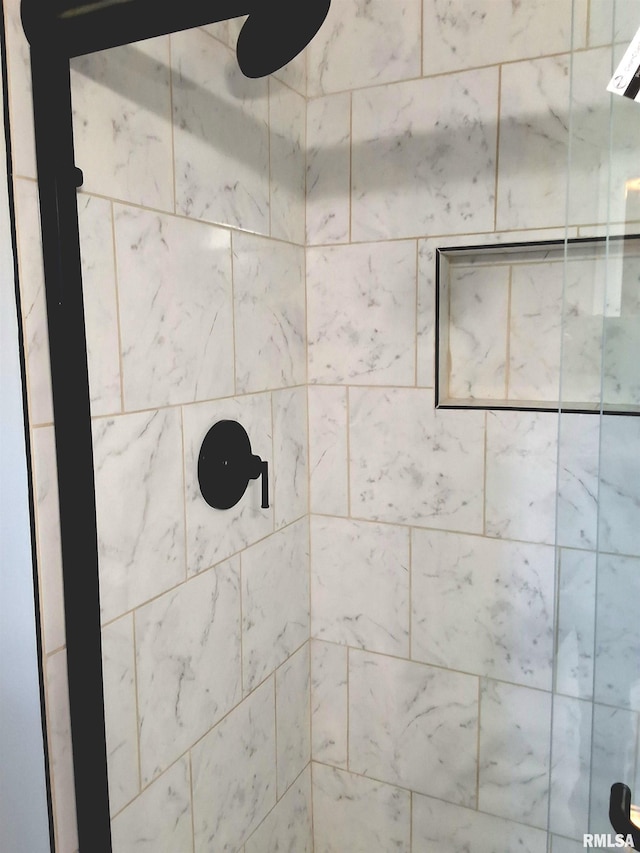309 W 11th St, Metropolis, IL 62960 - room details with a tile shower