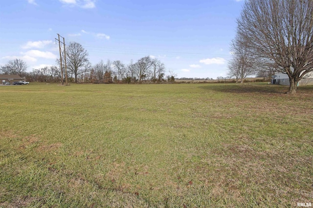 view of yard featuring a rural view