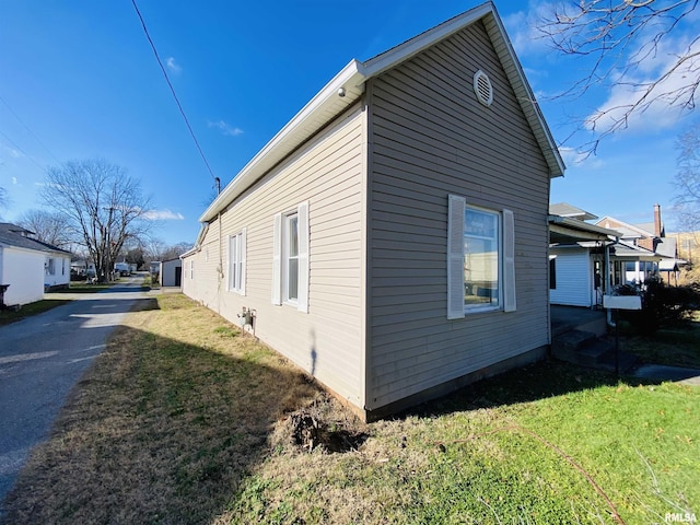 view of side of property featuring a lawn