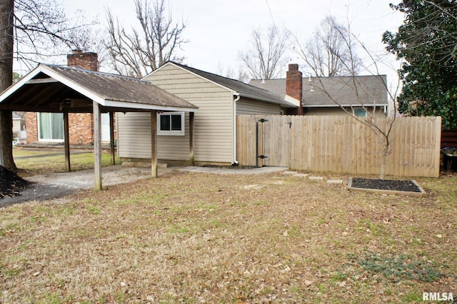 back of house featuring a yard