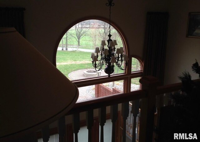 room details featuring an inviting chandelier