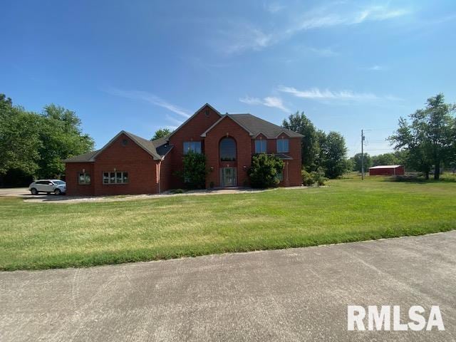 view of front of house featuring a front lawn