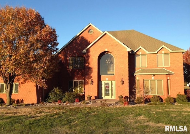 view of front of home featuring a front yard