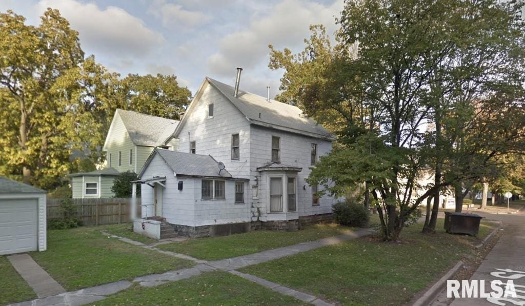 view of front of property with a front lawn