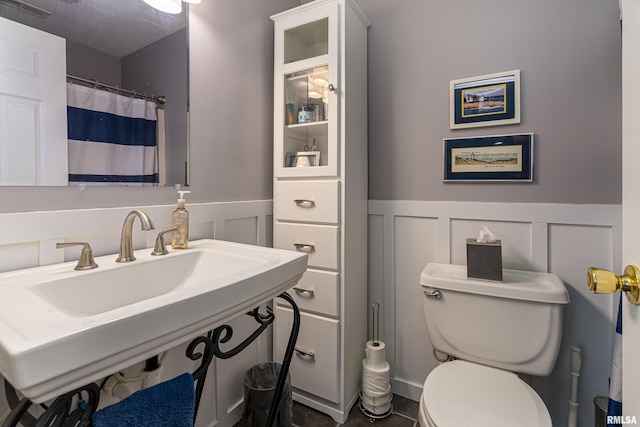 bathroom featuring tile patterned floors, a shower with curtain, sink, and toilet