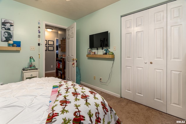 bedroom featuring carpet floors and a closet