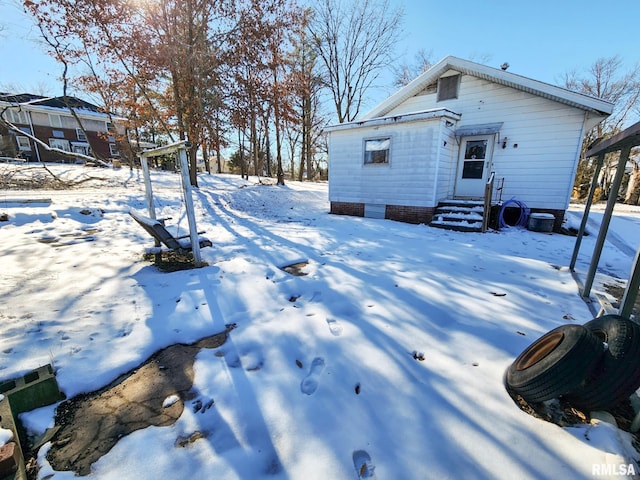 view of yard layered in snow