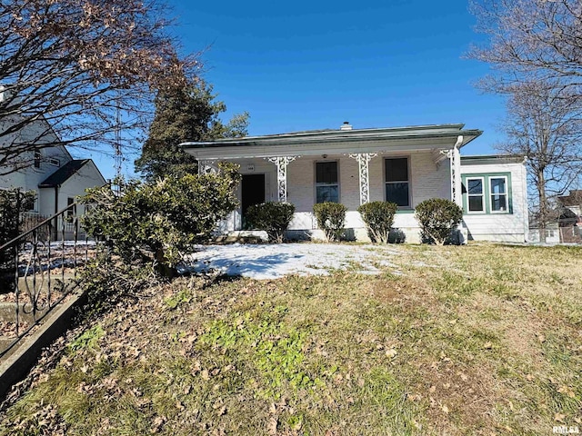 view of front of house featuring a porch and a front lawn