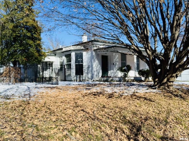 view of front facade featuring a front lawn