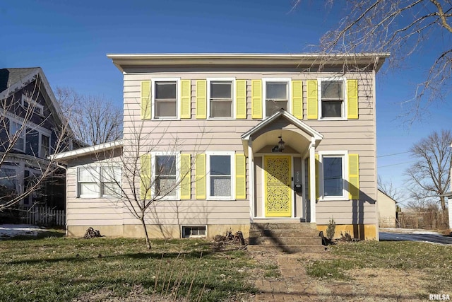 view of front of property featuring a front lawn