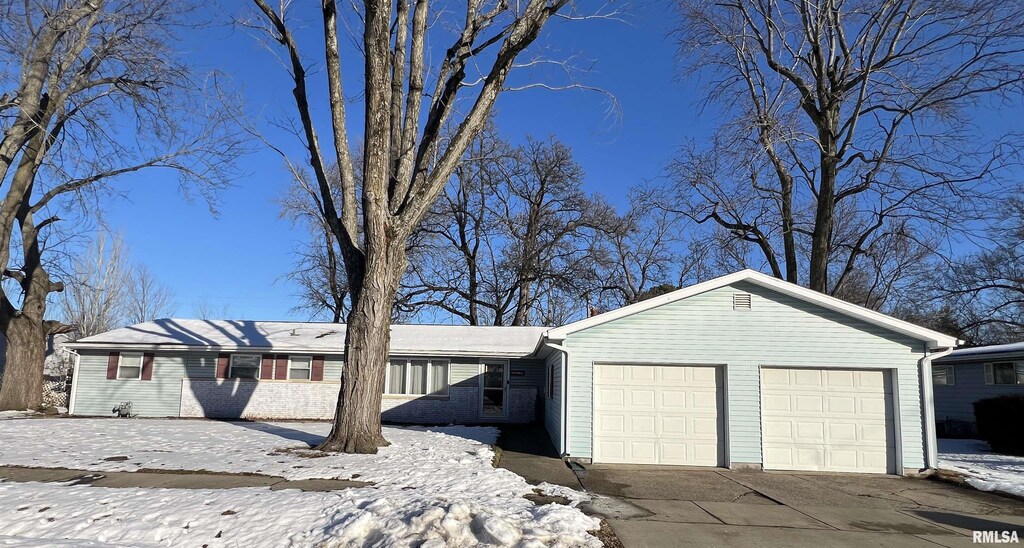 3216 Peach St, Mount Vernon, IL 62864 - view of front of property with a garage