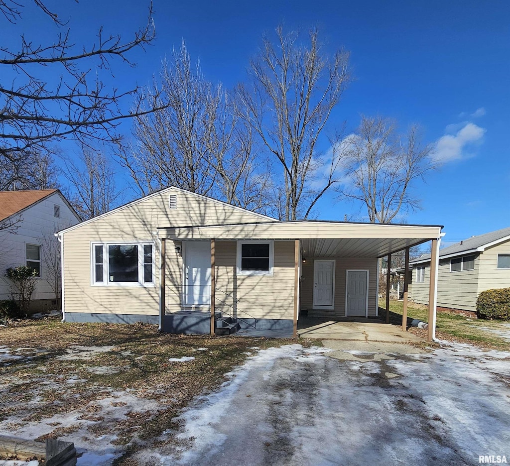 view of front of home featuring a carport