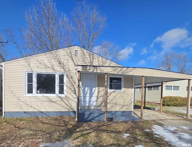 view of front of property featuring a carport