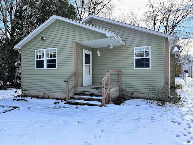 bungalow-style house featuring crawl space