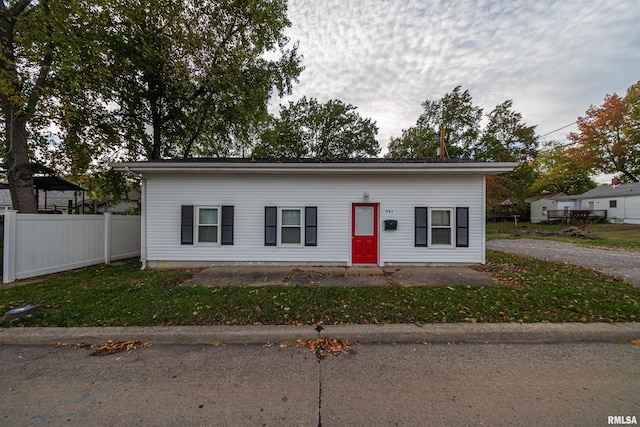 view of front of property with a front lawn