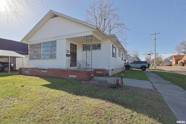 view of front of property with a front lawn