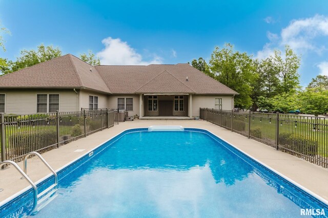 2730 Kokopelli Dr, Marion, IL 62959 - view of swimming pool with a patio area