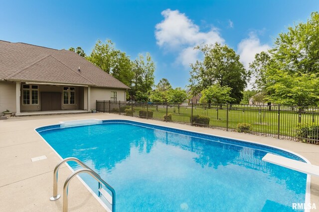 2730 Kokopelli Dr, Marion, IL 62959 - view of pool featuring a patio and a diving board