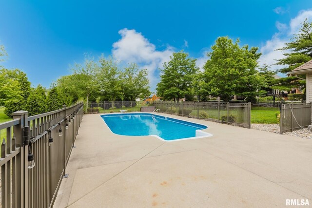2730 Kokopelli Dr, Marion, IL 62959 - view of pool with a patio area