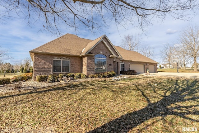 view of front of property featuring a front lawn and a garage