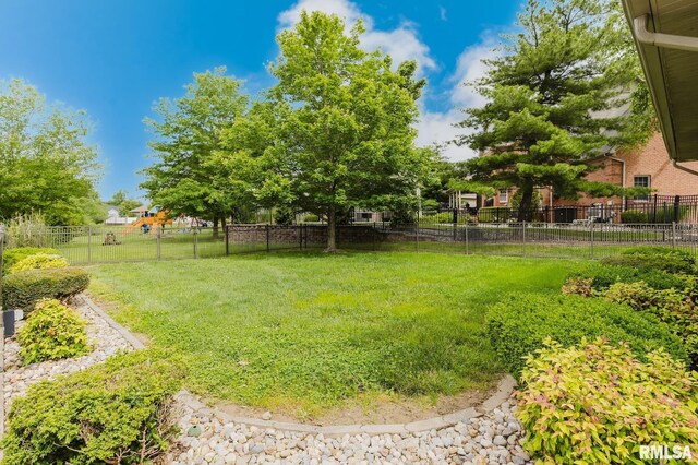 2730 Kokopelli Dr, Marion, IL 62959 - view of yard
