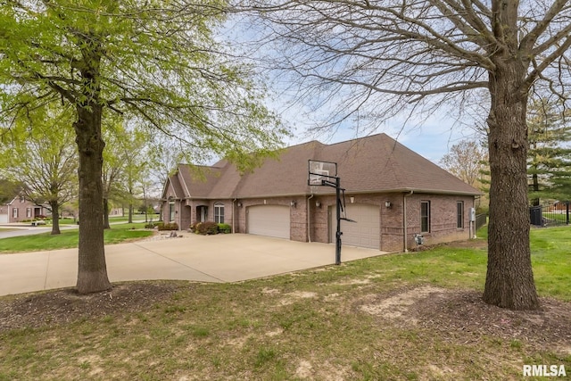 view of front of house with roof with shingles, a front lawn, brick siding, an attached garage, and driveway