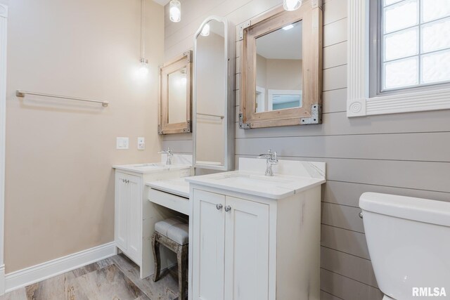 2730 Kokopelli Dr, Marion, IL 62959 - bathroom with two vanities, toilet, baseboards, and wood finished floors