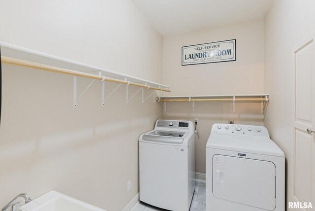 2730 Kokopelli Dr, Marion, IL 62959 - laundry area with separate washer and dryer and baseboards
