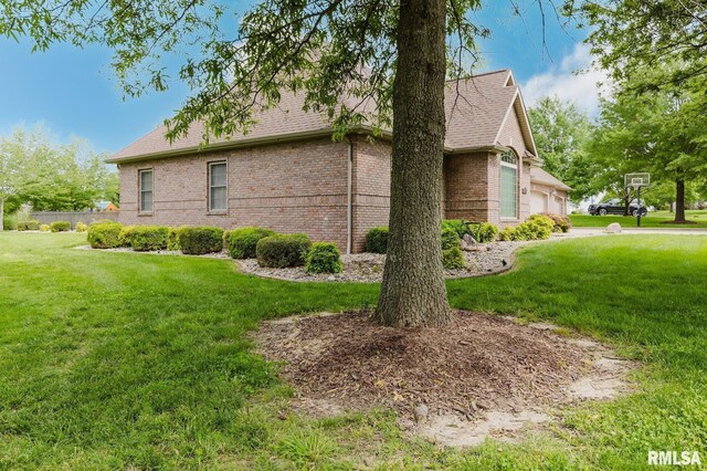 2730 Kokopelli Dr, Marion, IL 62959 - view of side of property featuring brick siding, a lawn, and a shingled roof