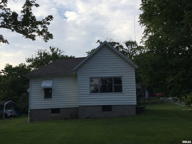 view of side of property featuring a yard