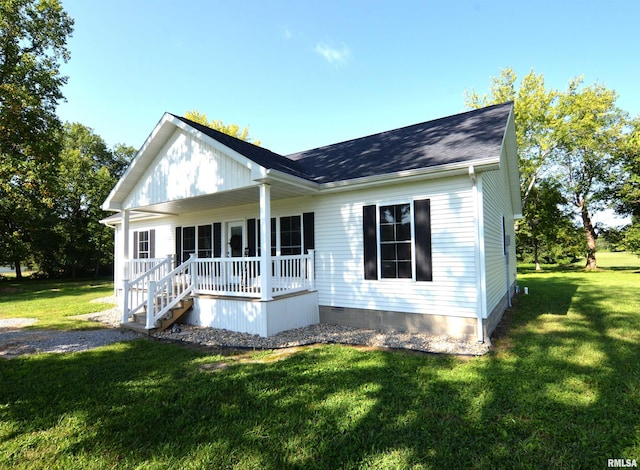 view of front facade with a porch and a front lawn