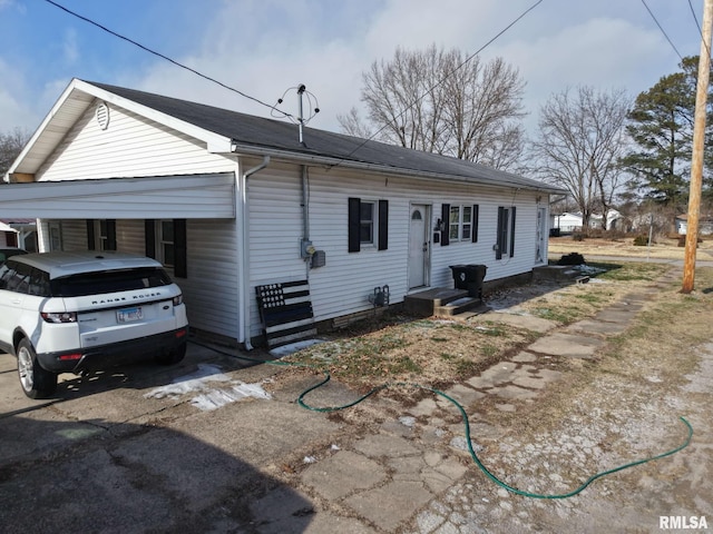 single story home with a carport