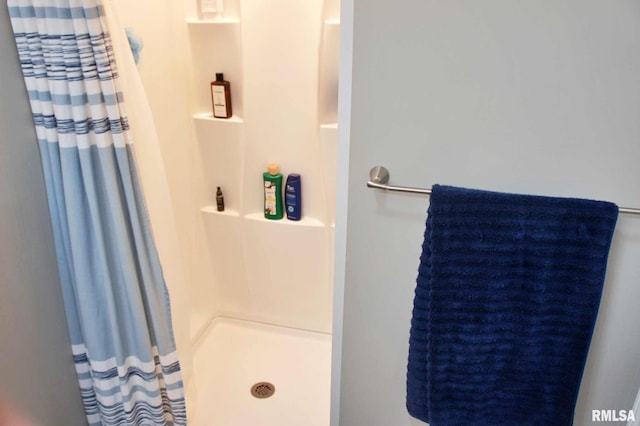 bathroom featuring curtained shower