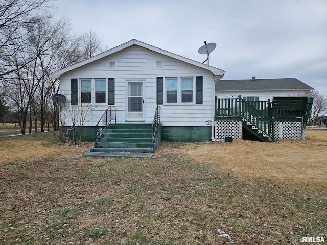 view of front of property featuring a front lawn