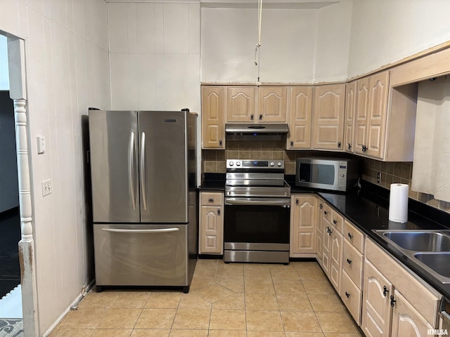 kitchen with sink, decorative backsplash, stainless steel appliances, and light tile patterned flooring