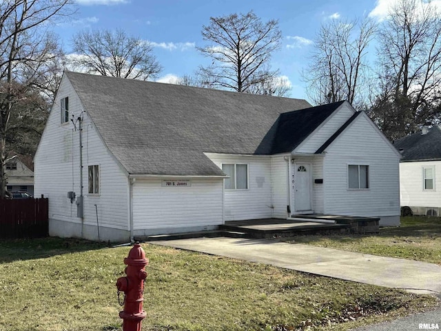 view of front of property with a front yard