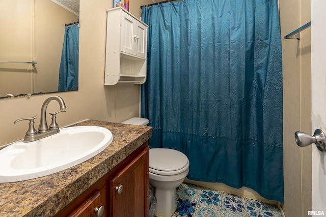 bathroom featuring vanity, toilet, a shower with shower curtain, and a textured ceiling