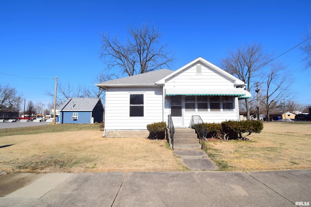 view of front facade with a front lawn