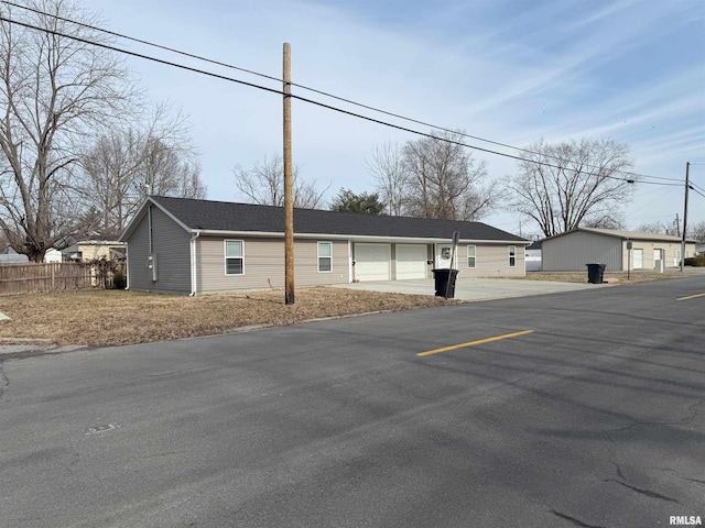 view of front facade with a garage