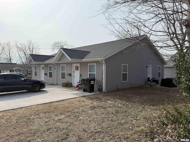 view of front of home featuring a front lawn and a patio area