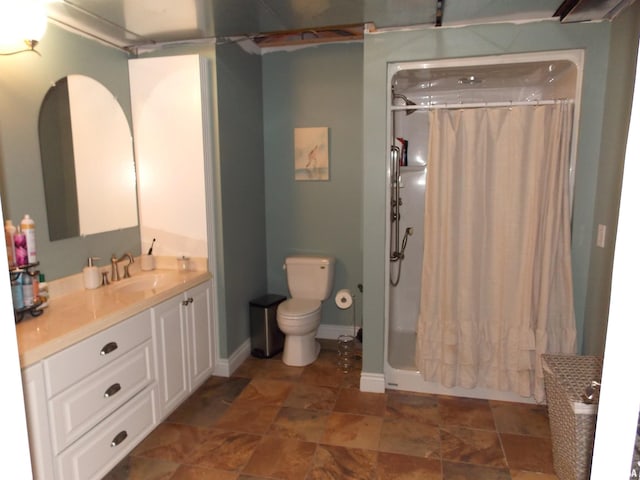 full bathroom featuring shower / tub combo with curtain, vanity, and toilet