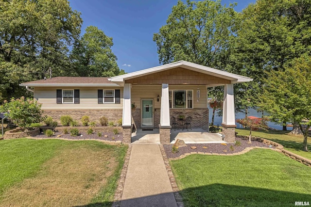 view of front facade featuring covered porch and a front yard