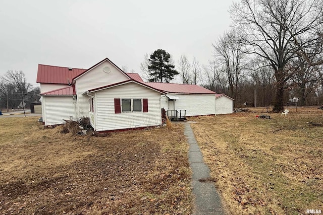 view of front of house featuring a front yard