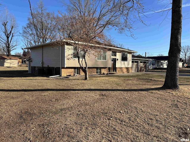 view of front facade with a front lawn