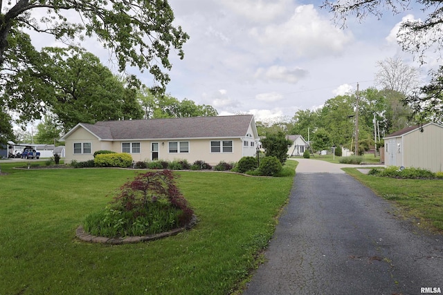 205 E Jennings, Salem, IL 62881 - ranch-style home with a front yard