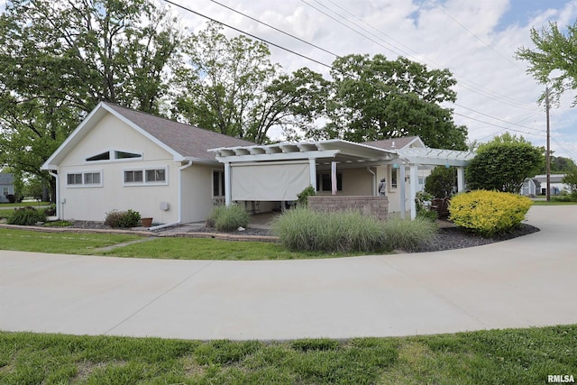 205 E Jennings, Salem, IL 62881 - view of front facade featuring a pergola and stucco siding
